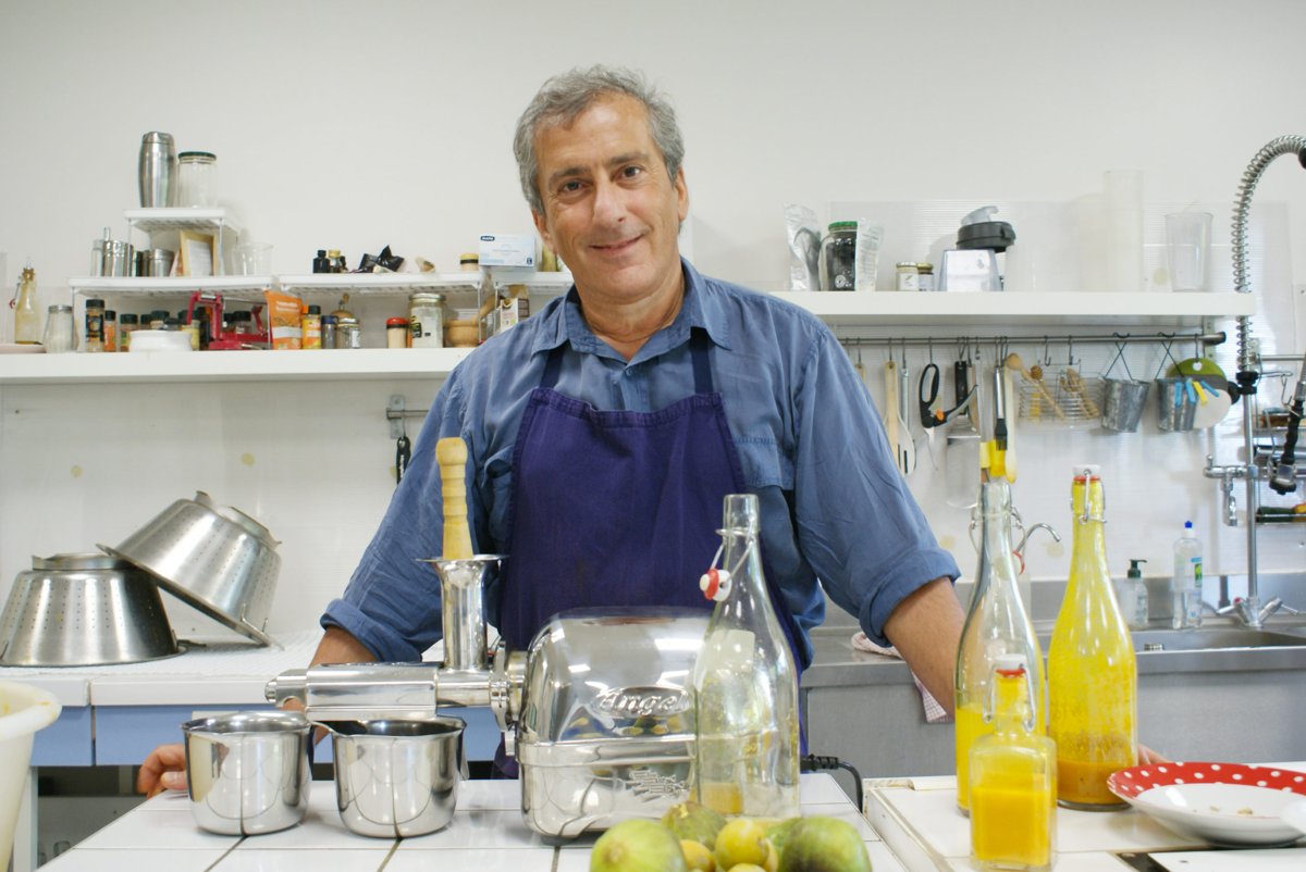 Armand Zomerman dans le laboratoire Croc'enVie à Ploemeur